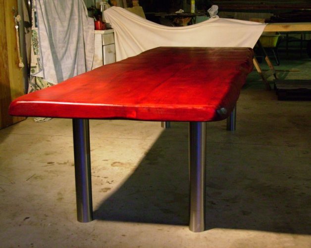 Tavolo 2,20 m., stile moderno, tinta rossa, gambe in acciaio